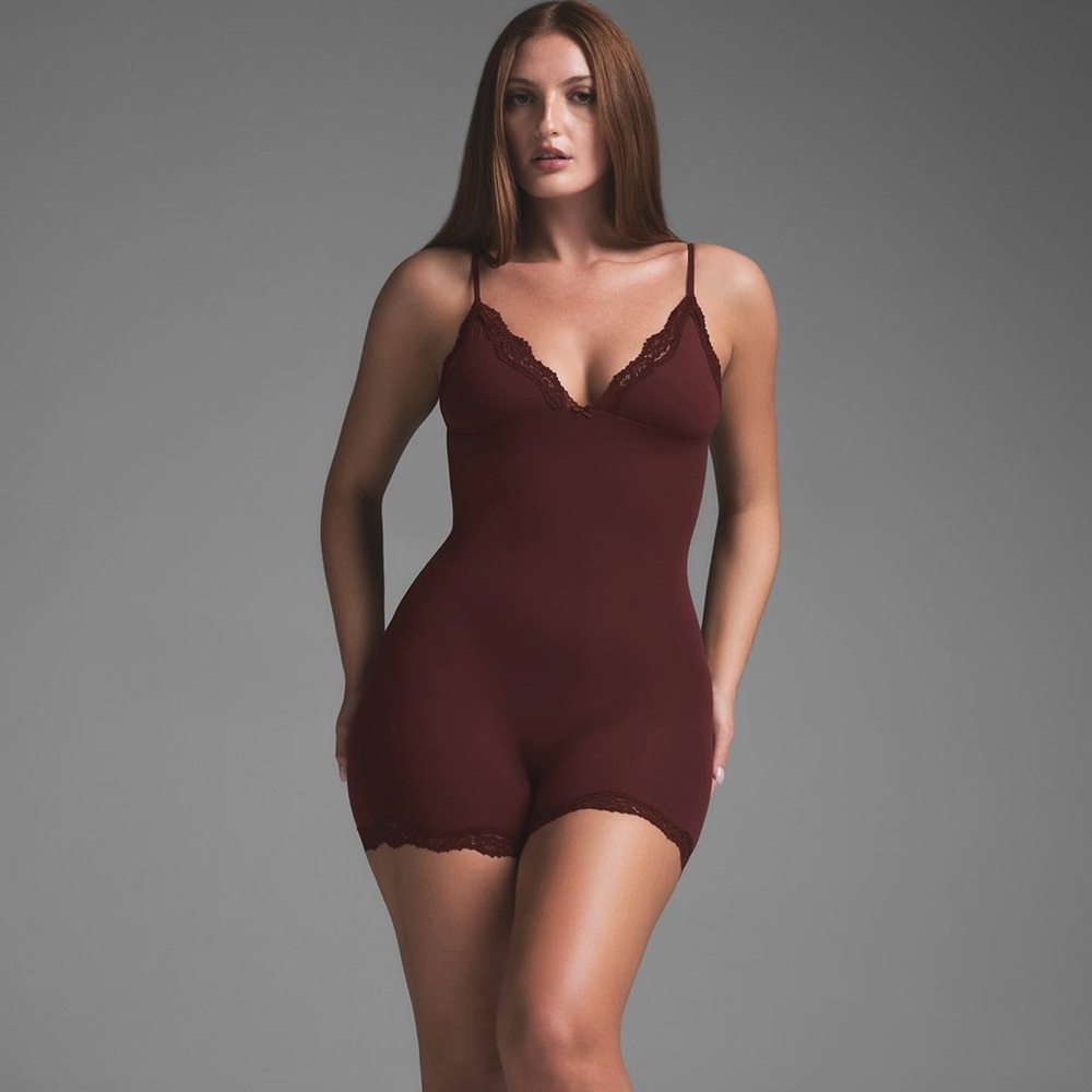 NEW Skims Fits Everybody Lace Triangle Onesie Sz M Oxblood Stretch Sexy Romper